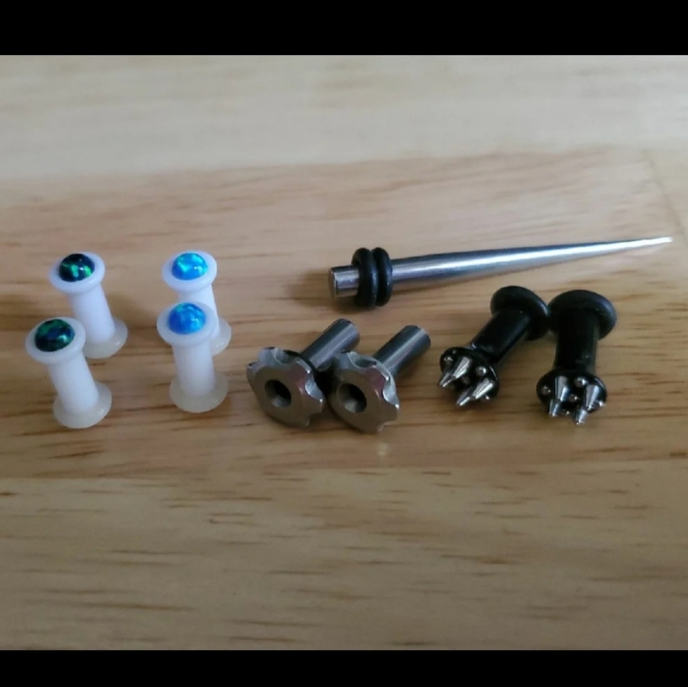 Lot of 6 gauge plugs